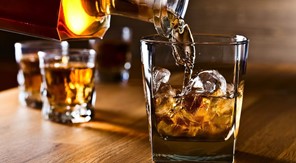 Σύλληψη καταστηματάρχη στην Αγιά για πώληση αλκοόλ σε ανήλικο
